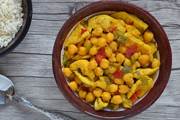 Curry rapido de pollo y garbanzos