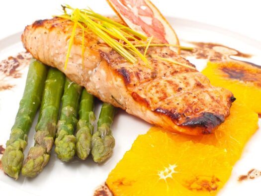 Salmón a la Parrilla con Pimientos del Piquillo y Ensalada de Espárragos