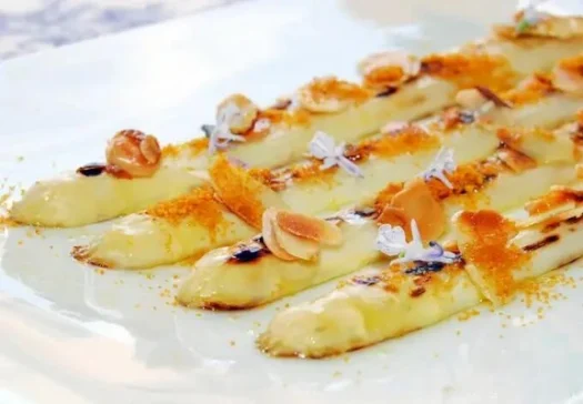 Espárragos con almendra y botarga img
