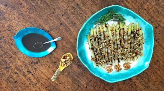 Espárragos ecológicos con vinagreta de ajo negro img