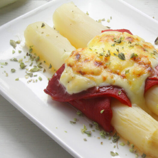 Espárragos blancos con pimientos del piquillo y vinagreta de melocotón